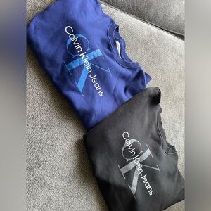 2 Men’s Calvin Klein crew neck sweatshirts size M black blue